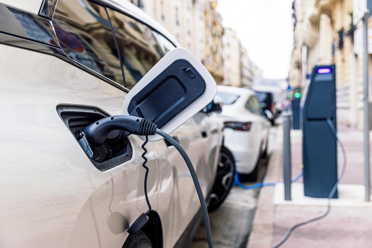 $4,000 Offered to Drivers Transitioning to Electric Vehicles – Mirror Brief